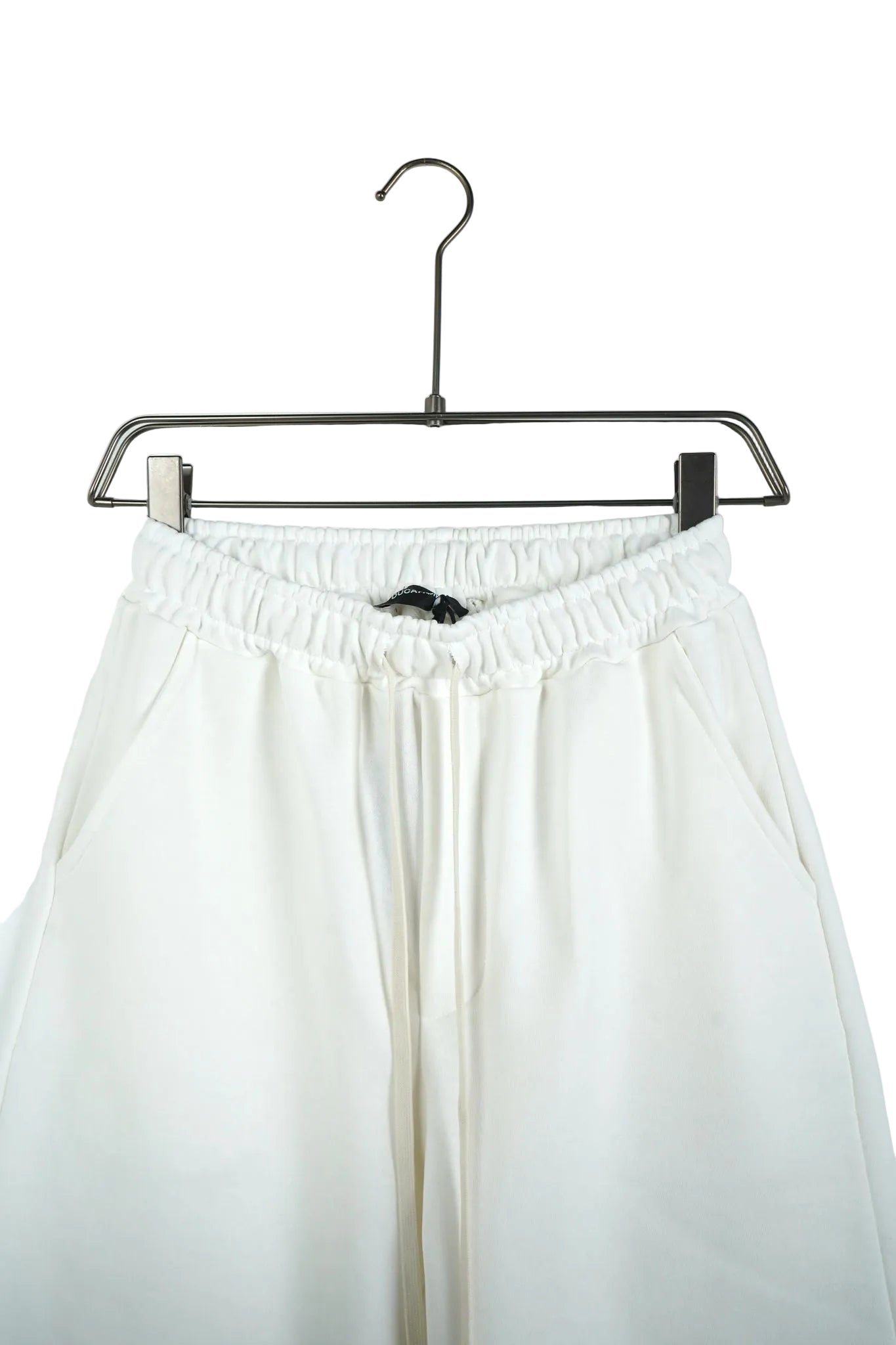 Pantaloni scurți albi stil streetwear croială oversize (largă), potriviți pentru ținute unisex de vară