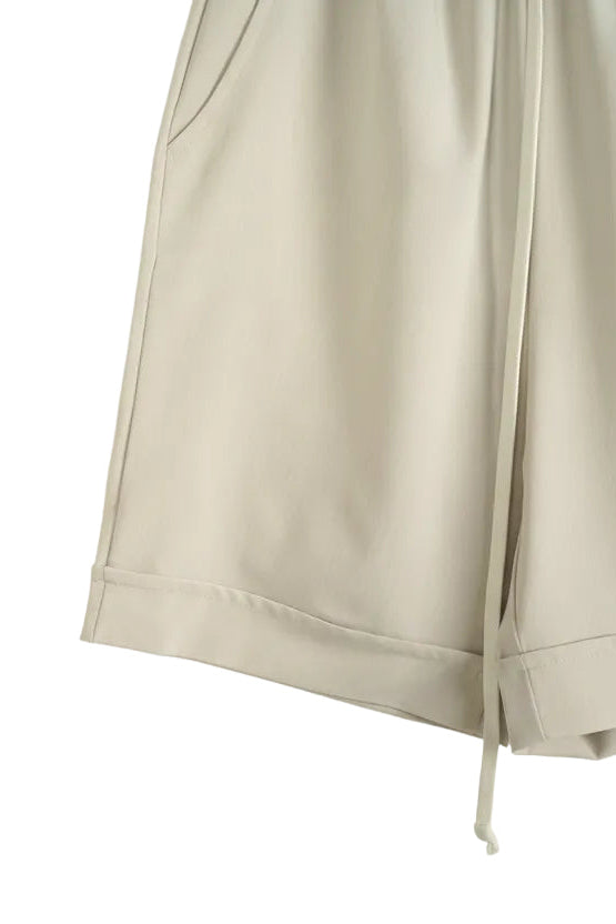 Ținută urbană: Pantalon scurt stil streetwear nuanță crem cu șiret lung ornamental