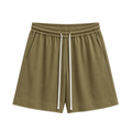 Pantaloni scurți khaki confecționați din bumbac, cu șiret lung în talie, vedere frontală pentru ținute de vară.
