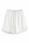 Pantaloni scurți sport albi cu șnur lung în talie, având o despicătură laterală cusută la baza piciorului, confecționați dintr-un amestec de bumbac și poliester.