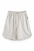 Pantaloni scurți sport gri deschis cu șnur lung în talie, având o despicătură laterală cusută la baza piciorului, confecționați dintr-un amestec de bumbac și poliester.