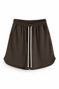 Pantaloni scurți sport maro cu șnur lung în talie, având o despicătură laterală cusută la baza piciorului, confecționați dintr-un amestec de bumbac și poliester.