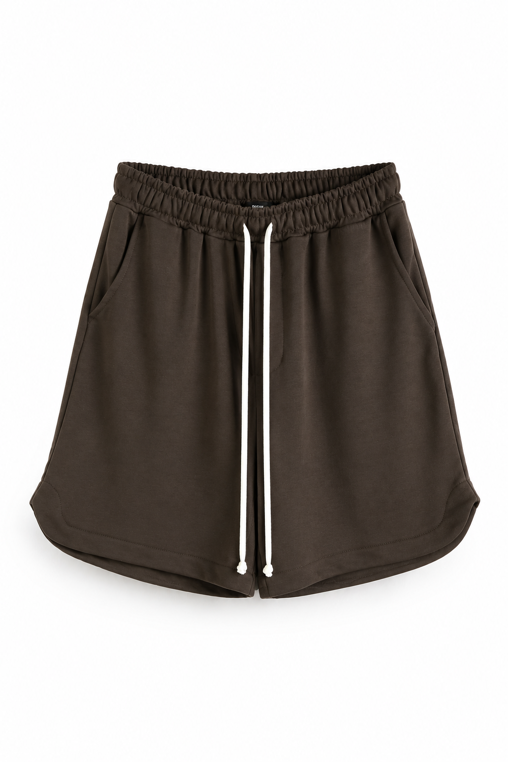 Pantaloni scurți sport maro cu șnur lung în talie, având o despicătură laterală cusută la baza piciorului, confecționați dintr-un amestec de bumbac și poliester.