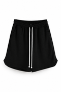 Pantaloni sport gri deschis cu șnur lung în talie, având o despicătură laterală cusută la baza piciorului, confecționați dintr-un amestec de bumbac și poliester.