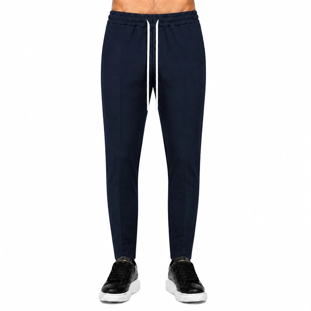 Pantaloni slim bărbați bleumarin, purtați de model, vedere frontală
