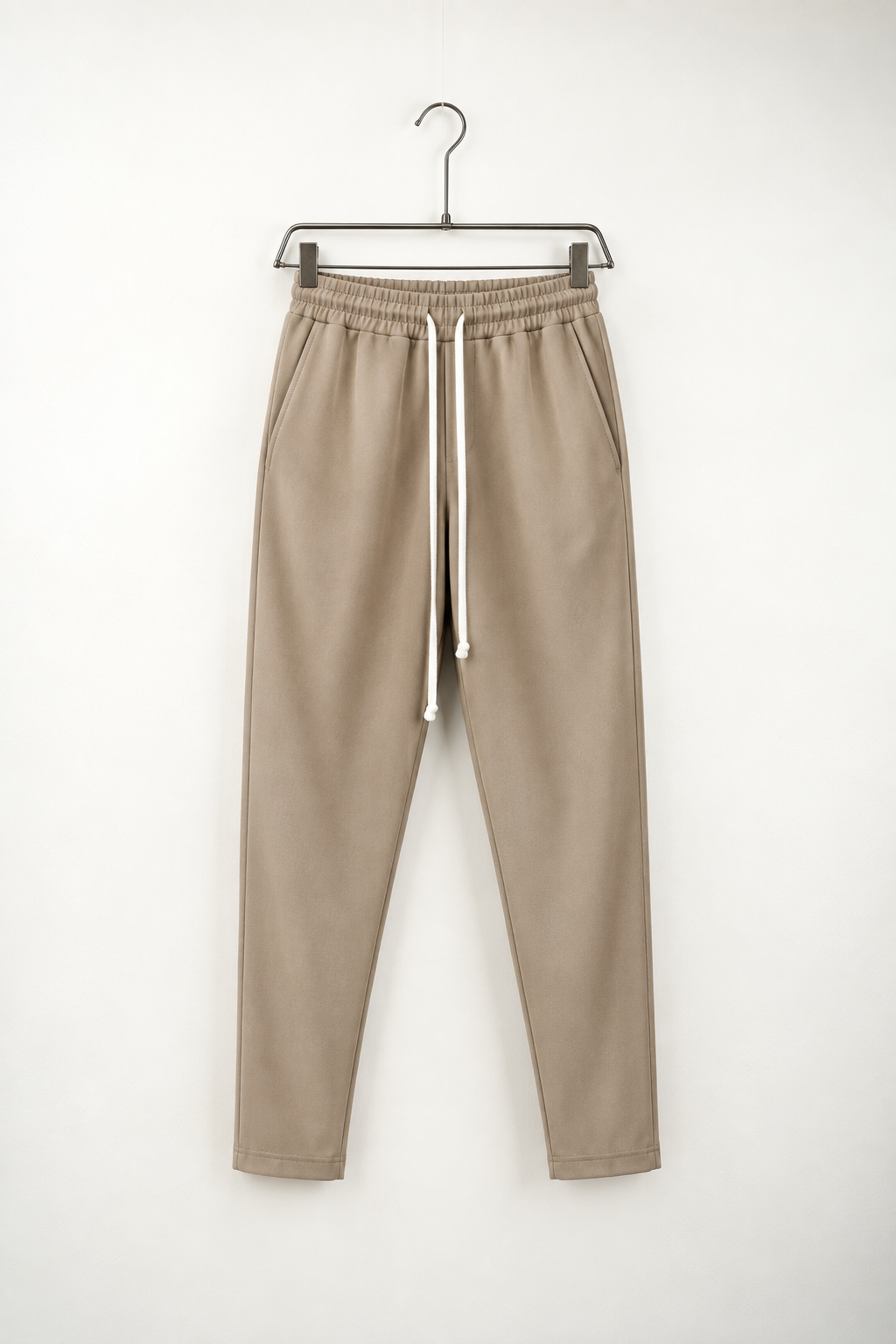 Pantaloni Slim Bărbați Camel cu Șnur Lung – fotografie produs pe umeraș