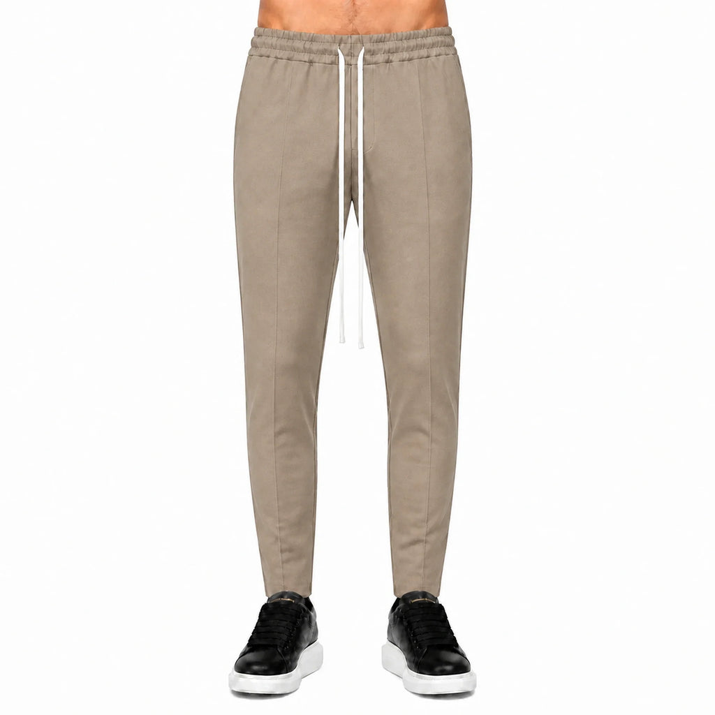 Pantaloni slim bărbați camel, purtați de model, vedere frontală