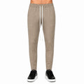 Pantaloni slim bărbați camel, purtați de model, vedere frontală