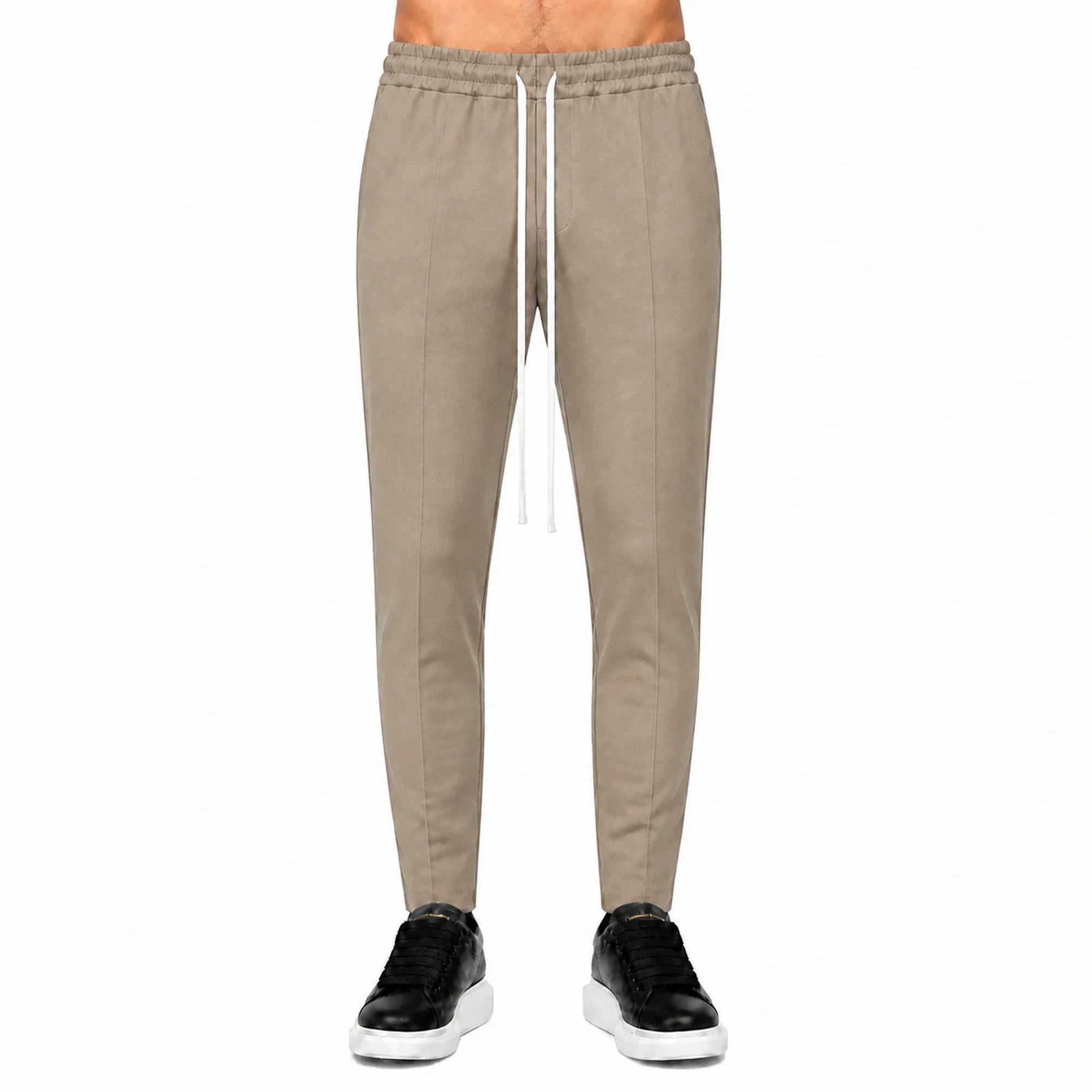 Pantaloni slim bărbați camel, purtați de model, vedere frontală