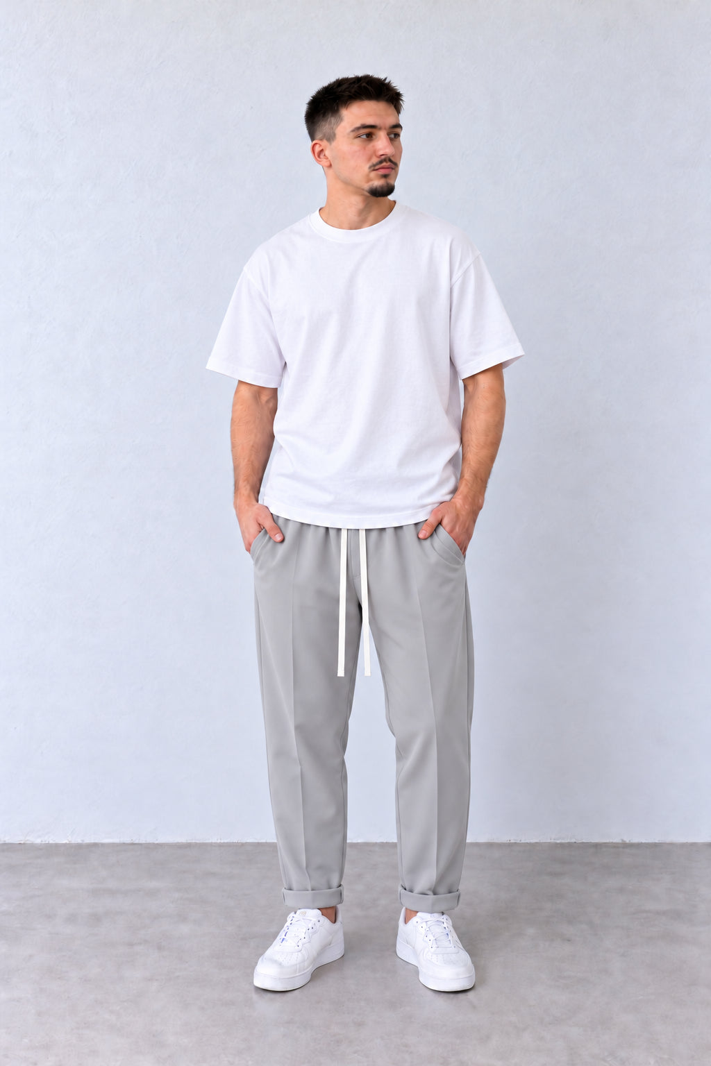 Pantaloni Slim Bărbați Gri cu Șnur Lung, vedere integrală pe model cu capul ușor întors sau înclinat.