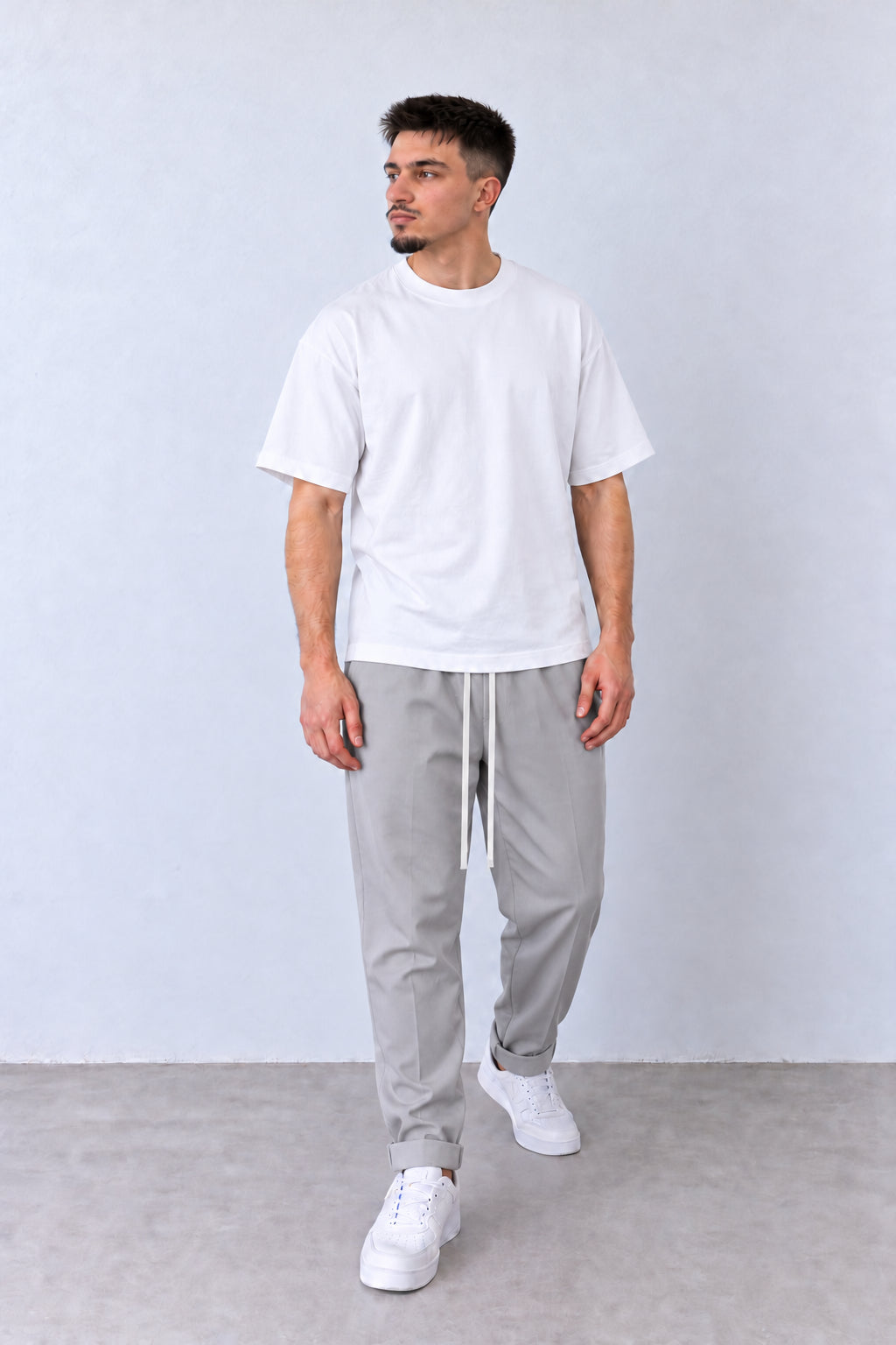 Pantaloni Slim Bărbați Gri cu Șnur Lung, vedere integrală pe model, în postură naturală.