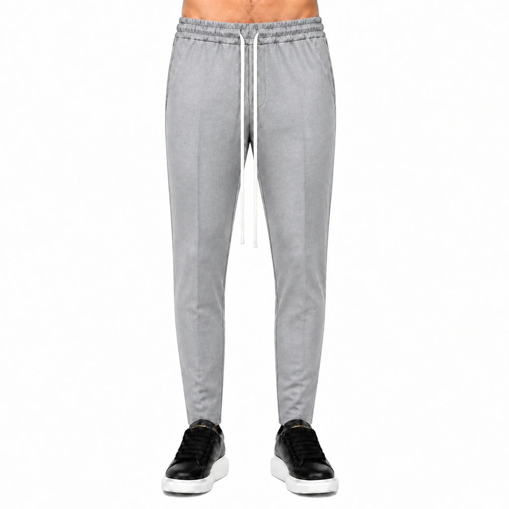 Pantaloni slim bărbați gri deschis, purtați de model, vedere frontală