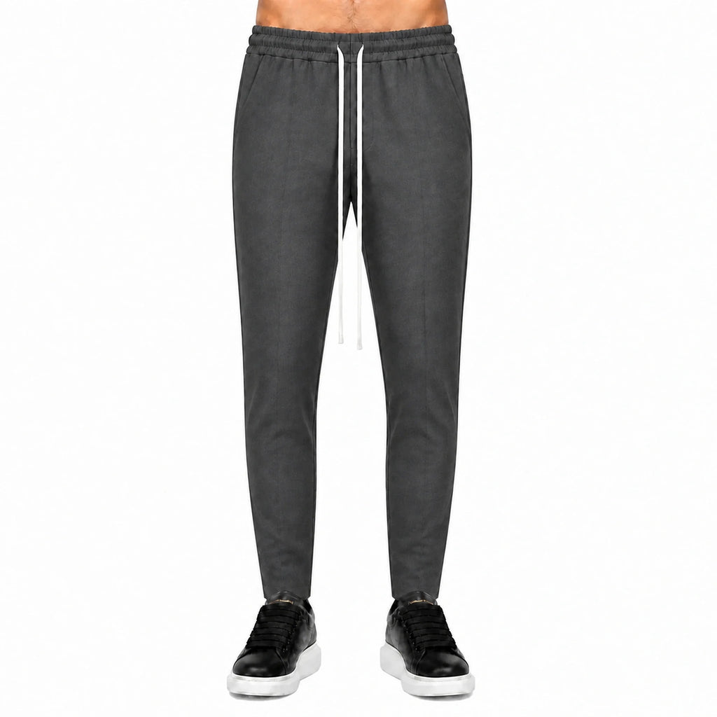 Pantaloni slim bărbați gri închis, purtați de model, vedere frontală