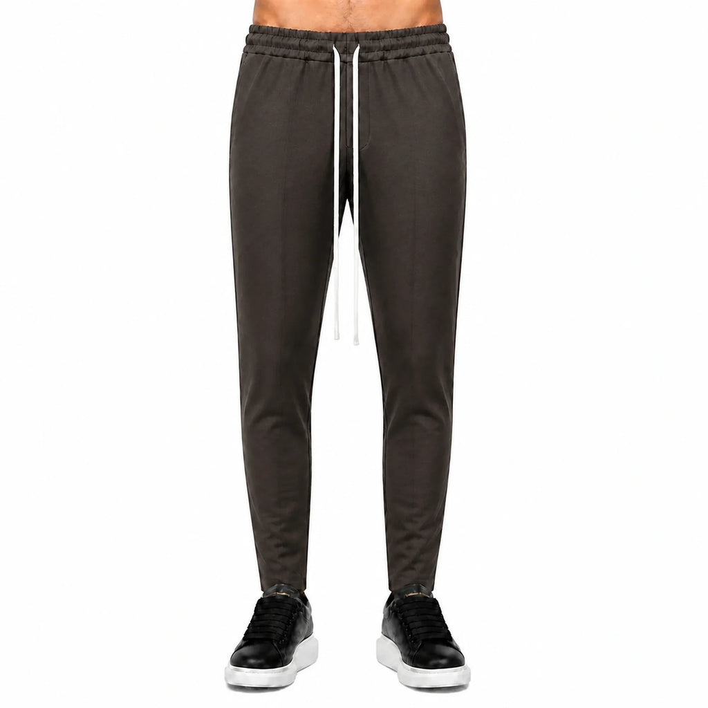 Pantaloni slim bărbați maro închis, purtați de model, vedere frontală
