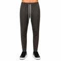 Pantaloni slim bărbați maro închis, purtați de model, vedere frontală