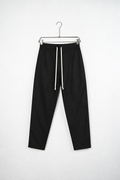 Pantaloni Slim Bărbați Negri Smart-Casual, vedere frontală pe umeraș, fundal deschis