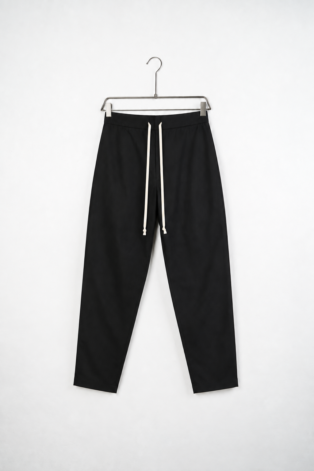 Pantaloni Slim Bărbați Negri Smart-Casual, vedere frontală pe umeraș, fundal deschis