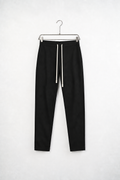 Pantaloni Slim Bărbați Negri pentru Toamnă, vedere frontală pe umeraș, fundal deschis
