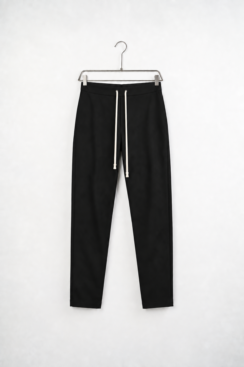 Pantaloni Slim Bărbați Negri pentru Toamnă, vedere frontală pe umeraș, fundal deschis