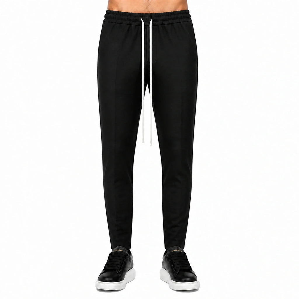 Pantaloni slim bărbați negri, purtați de model, vedere frontală