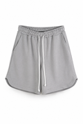 Pantaloni sport gri deschis cu șnur lung în talie, având o despicătură laterală cusută la baza piciorului, confecționați dintr-un amestec de bumbac și poliester.