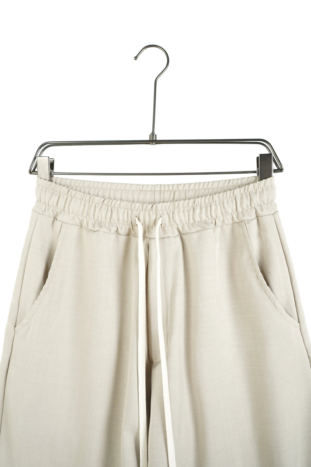 Ținută urbană: Pantalon streetwear nuanță crem (bej deschis) cu șiret lung ornamental