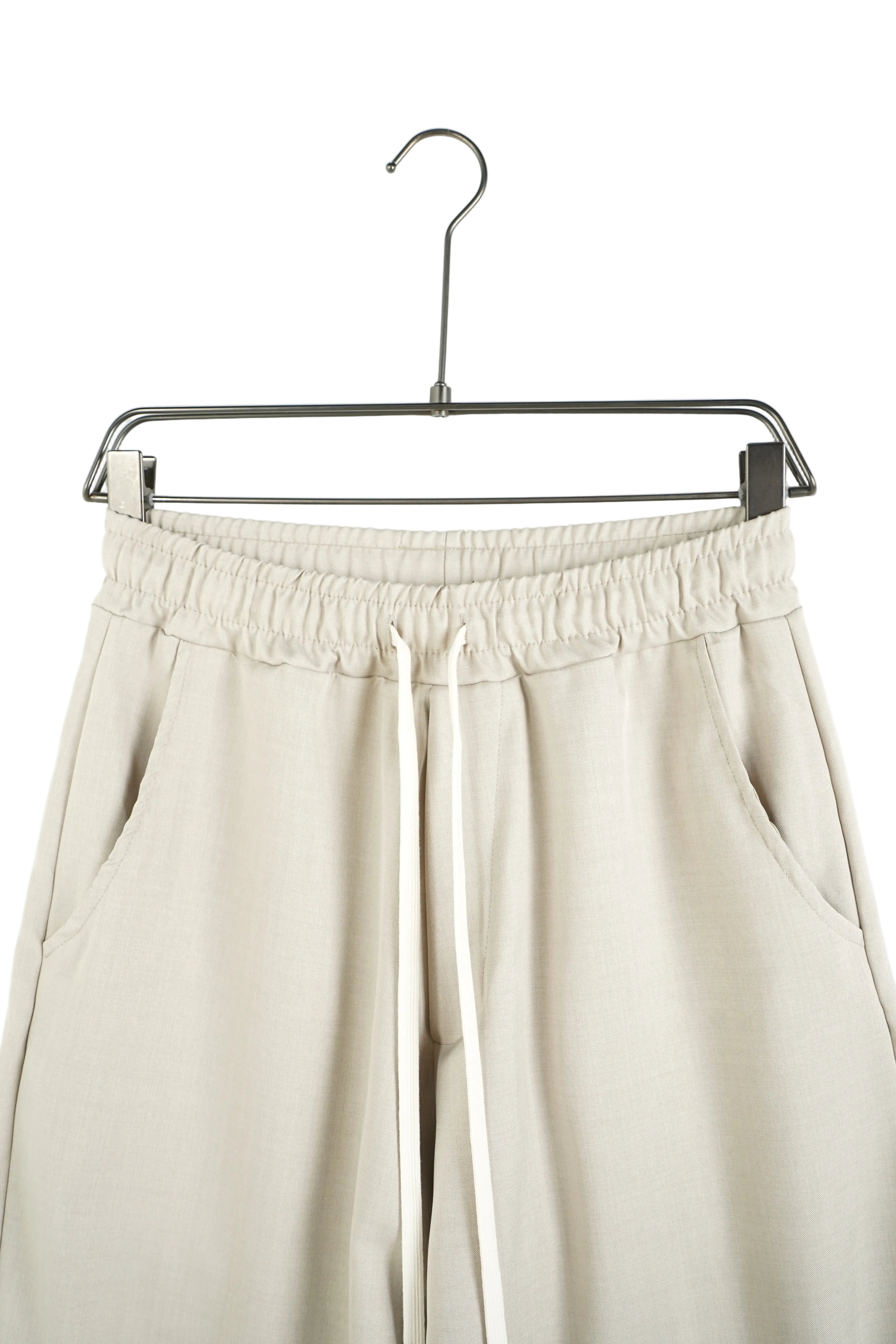 Ținută urbană: Pantalon streetwear nuanță crem (bej deschis) cu șiret lung ornamental