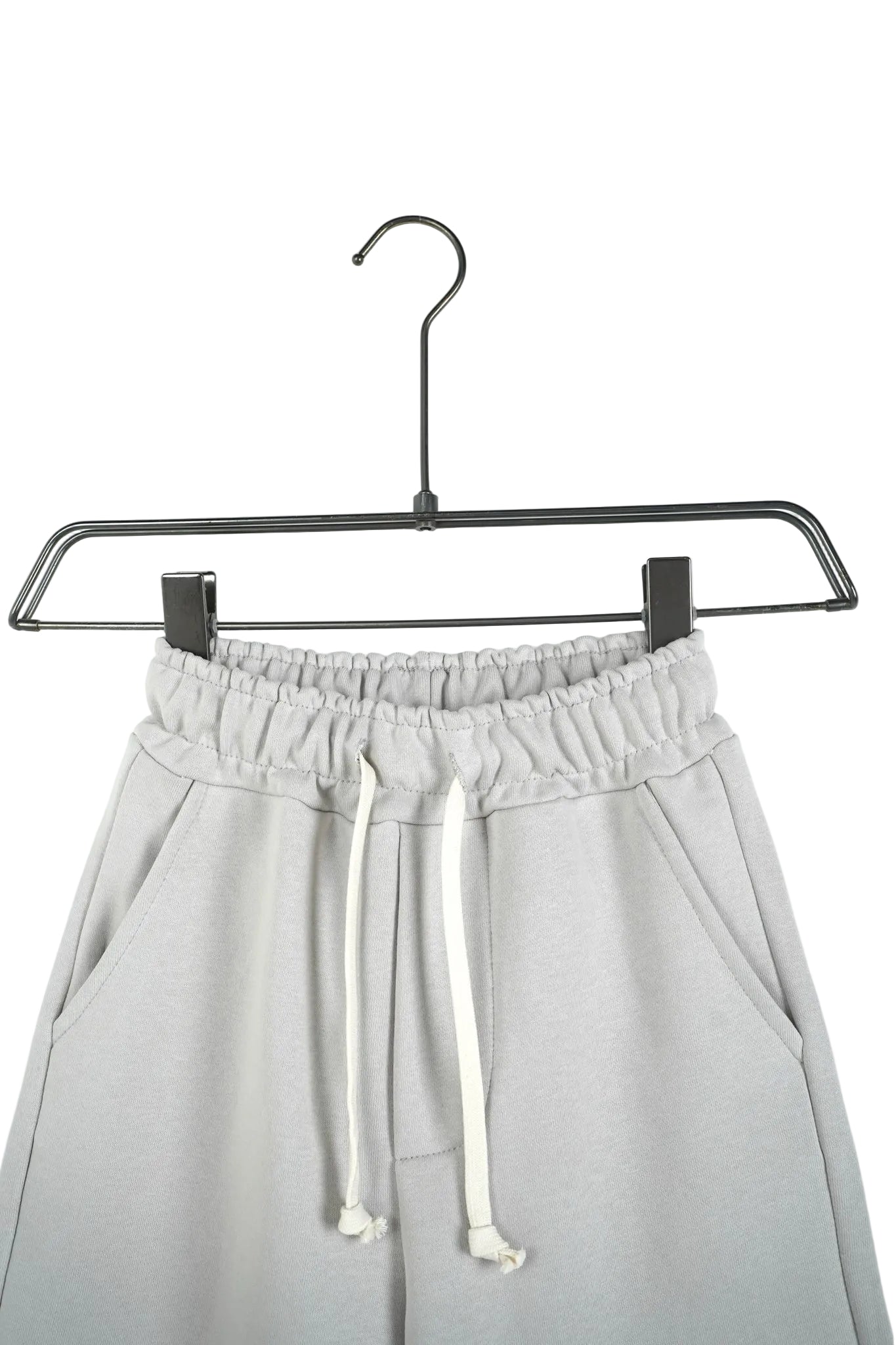 Pantaloni scurți casual gri deschis cu talie ajustabilă (elastic și șnur), model comod pentru copii