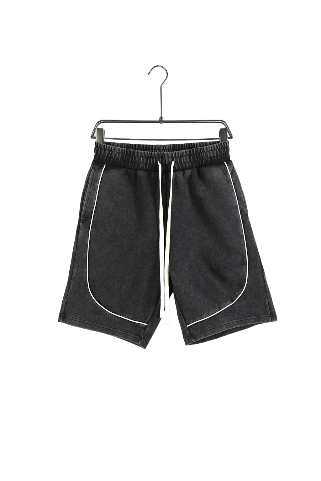 Detaliu cu pantalonii negri de vară pentru bărbați, evidențiind designul streetwear cu o dungă albă laterală și un șiret lung, supradimensionat, lăsat la vedere în talie.