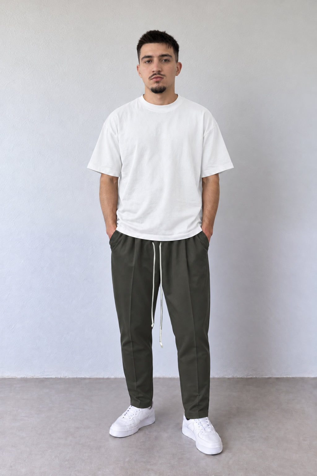 Pantaloni verde-militar pentru bărbați ALLEN50 cu șnur lung, purtați cu tricou alb, vedere integrală.