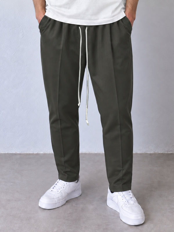 Pantaloni verde-militar ALLEN50, cadru frontal apropiat cu șnur lung și croială slim.