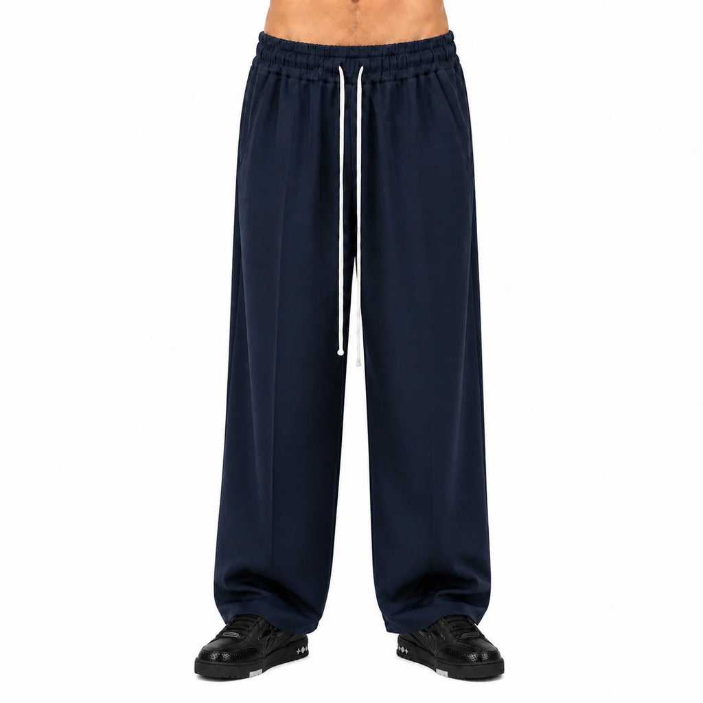 Pantaloni wide leg bărbați bleumarin, purtați de model, vedere frontală