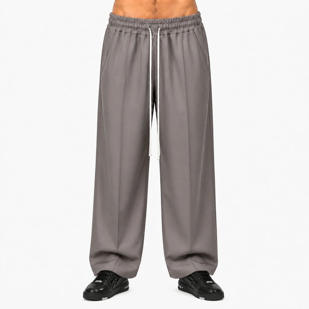 Pantaloni wide leg bărbați grej, purtați de model, vedere frontală