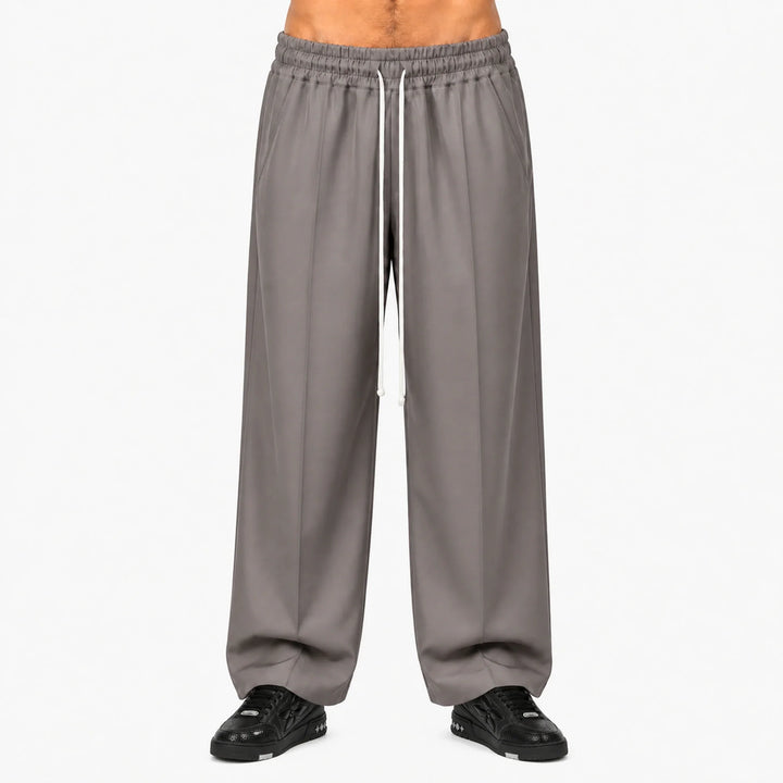 Pantaloni wide leg bărbați grej, purtați de model, vedere frontală