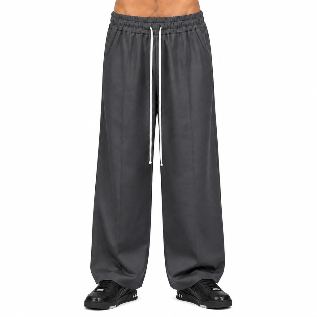 Pantaloni wide leg bărbați gri antracit, purtați de model, vedere frontală