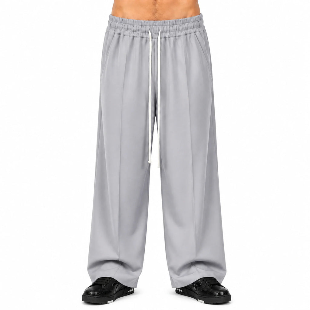 Pantaloni wide leg bărbați gri deschis, purtați de model, vedere frontală