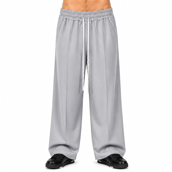 Pantaloni wide leg bărbați gri deschis, purtați de model, vedere frontală