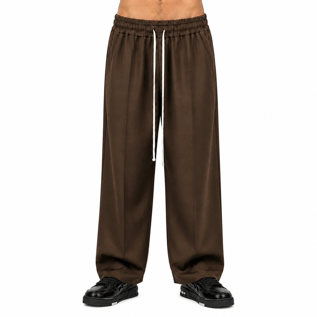 Pantaloni wide leg bărbați maro închis, purtați de model, vedere frontală