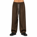 Pantaloni wide leg bărbați maro închis, purtați de model, vedere frontală