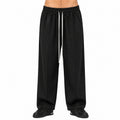 Pantaloni wide leg bărbați negri, purtați de model, vedere frontală