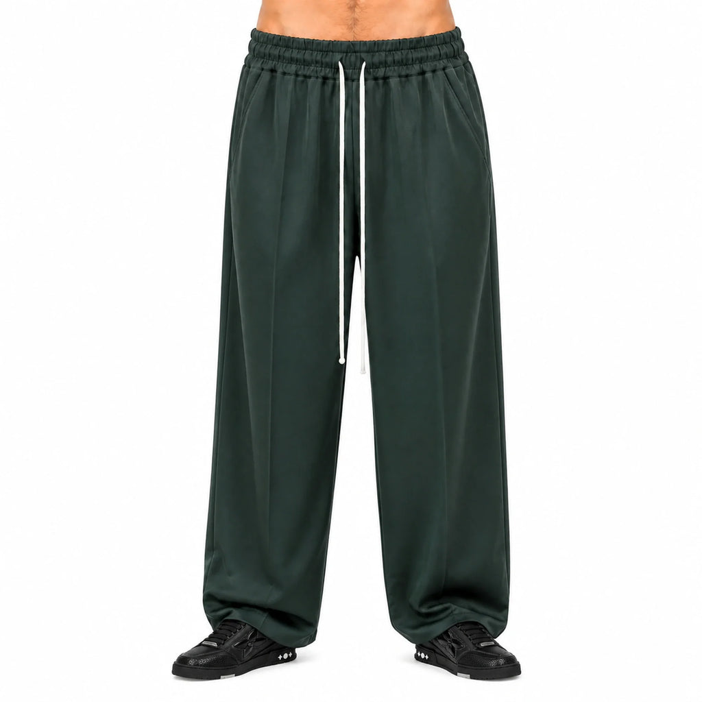 Pantaloni wide leg bărbați verde militar, purtați de model, vedere frontală