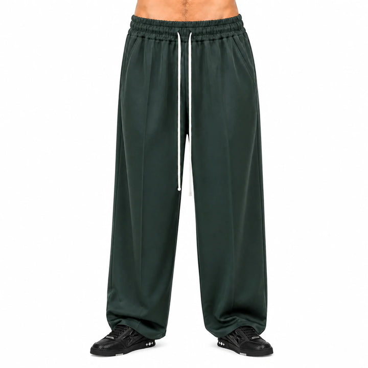 Pantaloni wide leg bărbați verde militar, purtați de model, vedere frontală