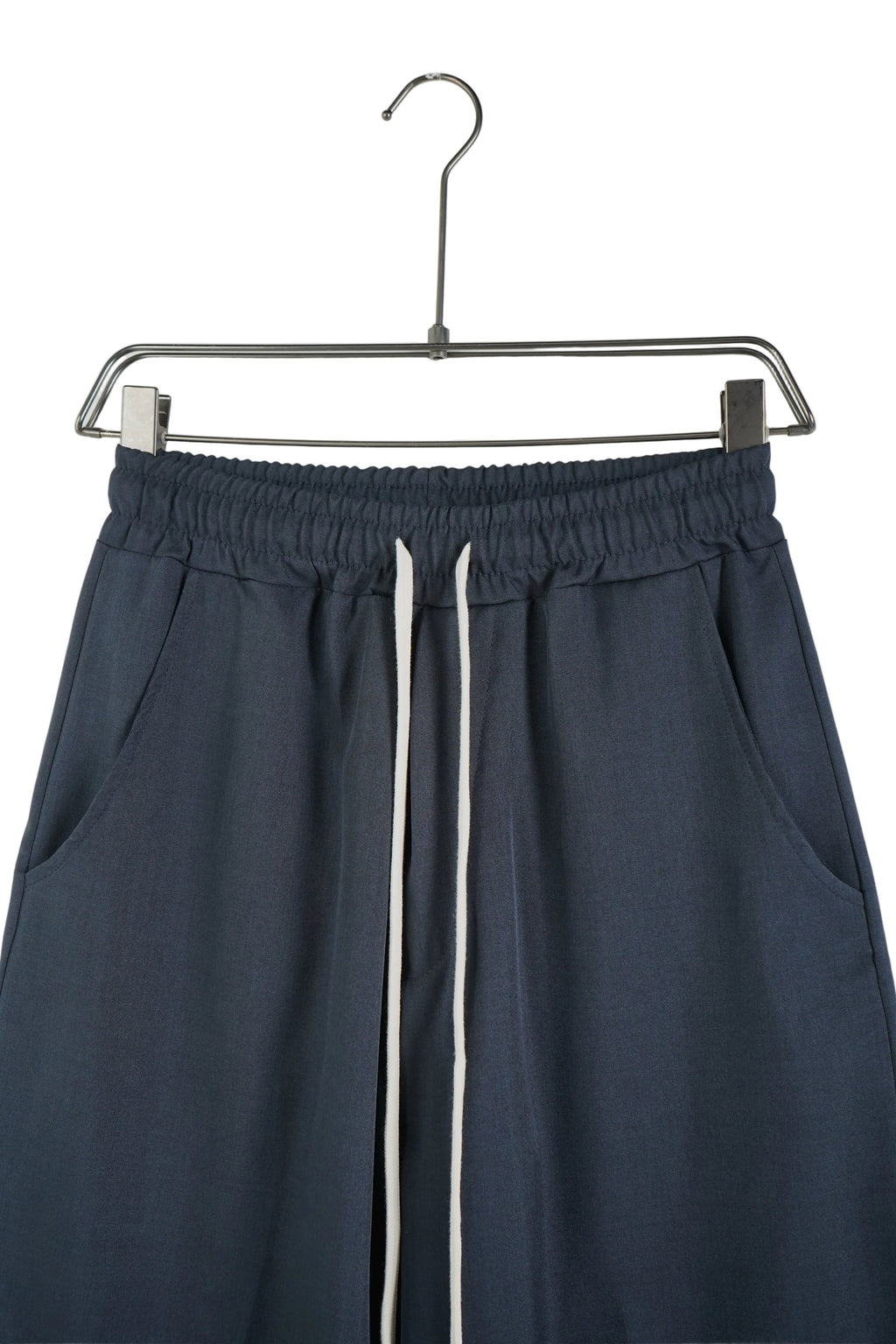 Ținută streetwear: Pantalon wide leg navy (bleumarin) cu șiret lung alb contrastant