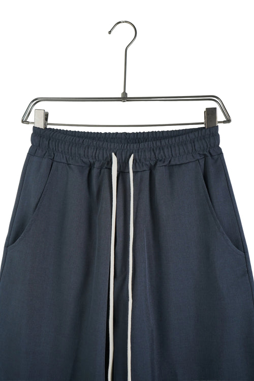 Ținută streetwear: Pantalon wide leg navy (bleumarin) cu șiret lung alb contrastant