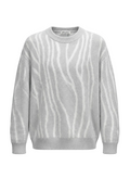 Pulover oversized alb cu dungi gri și textură premium tricotată, fotografiat în studio pe fundal alb, stil luxury streetwear
