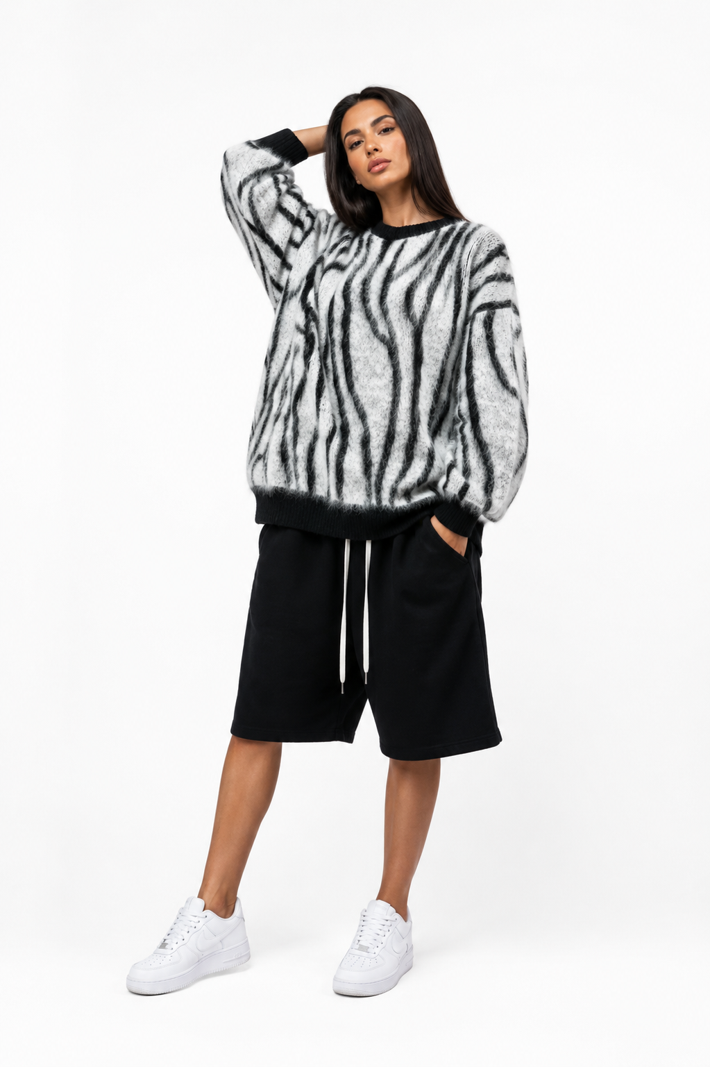 Pulover oversized alb cu dungi negre și textură premium tricotată, fotografiat în studio pe fundal alb, stil luxury streetwear