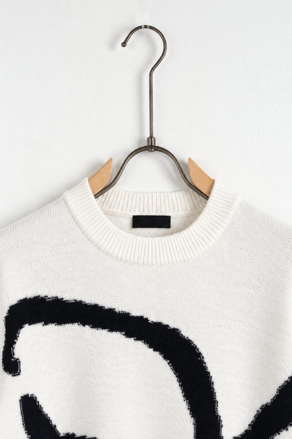Pulover Bărbați Alb cu Model Abstract Negru, detaliu guler si tricot