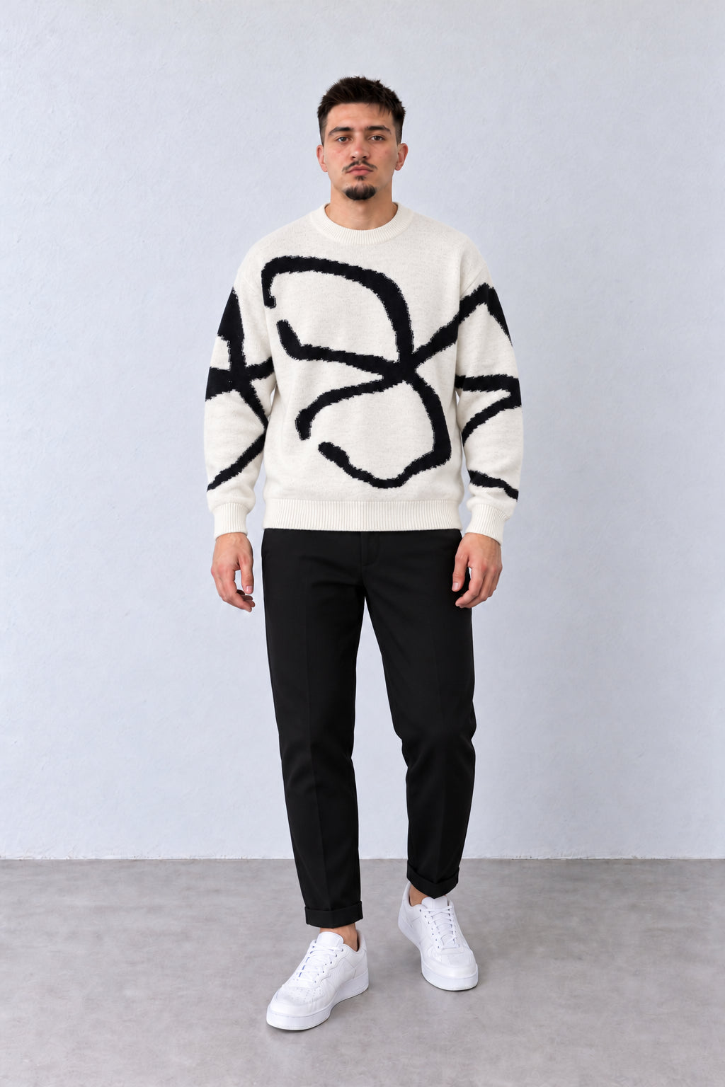 Pulover Bărbați Alb cu Model Abstract Negru, vedere integrală pe model cu capul ușor întors sau înclinat.