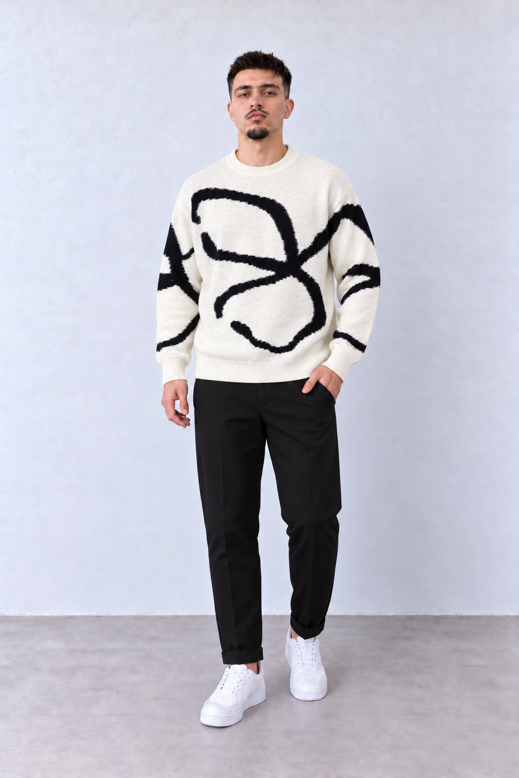 Pulover Bărbați Alb cu Model Abstract Negru, vedere integrală pe model, în postură naturală.