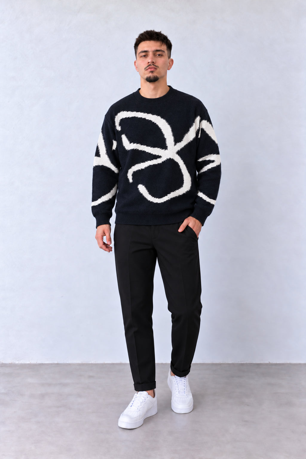 Pulover Bărbați Negru cu Model Abstract Alb, vedere integrală pe model cu capul ușor întors sau înclinat.